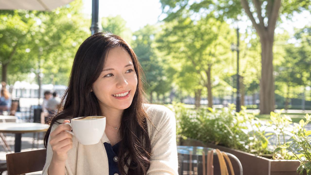 カフェでくつろぐ女性:単発バイトなら自分の都合に合わせた自由な時間を持てる